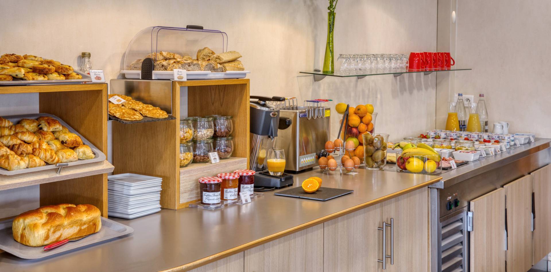 Breakfast buffet at Sure Hotel Nantes Saint-Herblain by Best Western